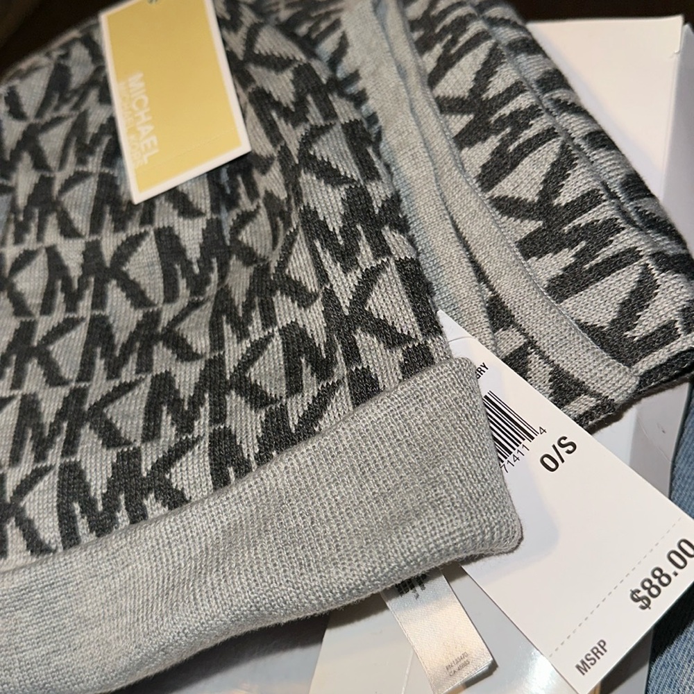 Michael Kors New Set scarve and beanie Unisex